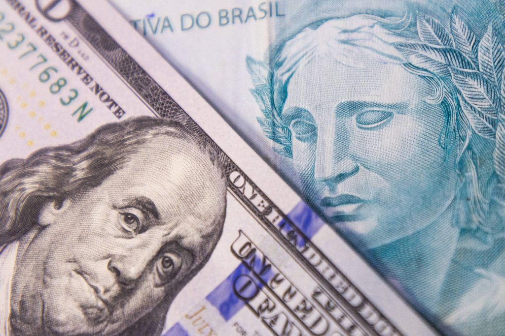 Dólar DESPENCA nessa segunda: Entenda os motivos