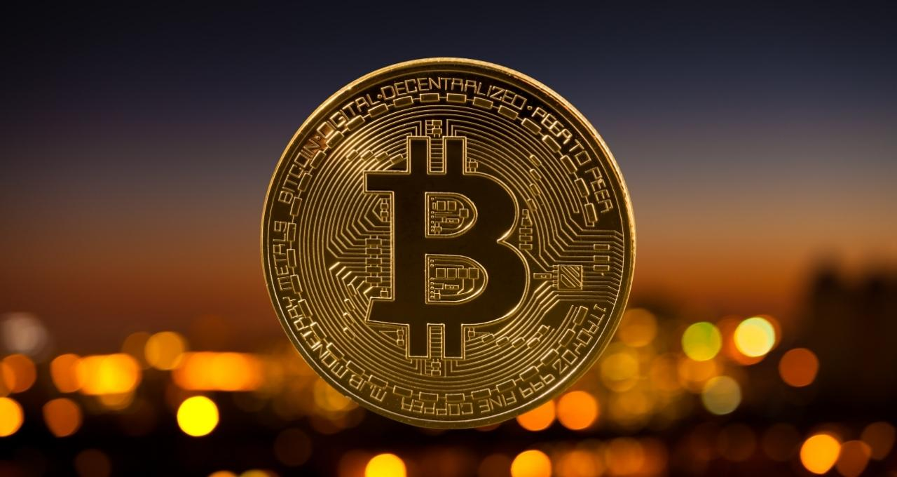 Bitcoin segue estável em US$ 105 mil com baixa volatilidade e investidores atentos ao cenário global