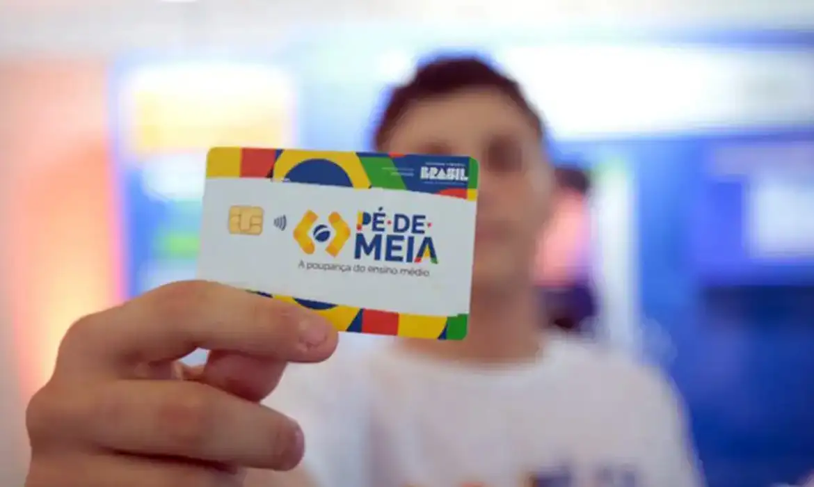 Pé-de-Meia garante até R$ 9,2 mil para estudantes do ensino médio