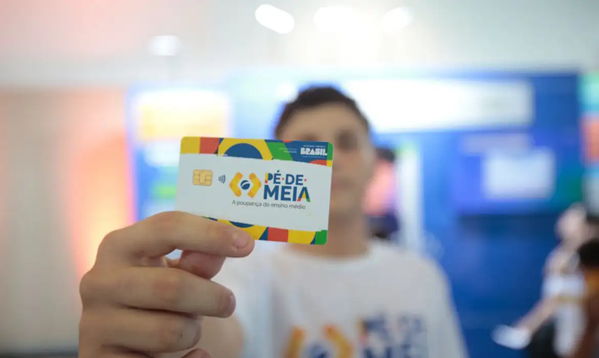 Pé-de-Meia paga 6ª parcela de R$ 200 no fim de setembro
